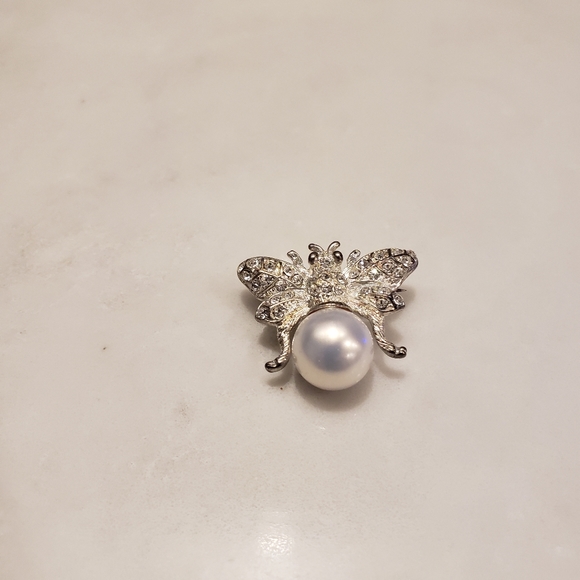 Fly brooch with pearl and rhine stones - Picture 2 of 5